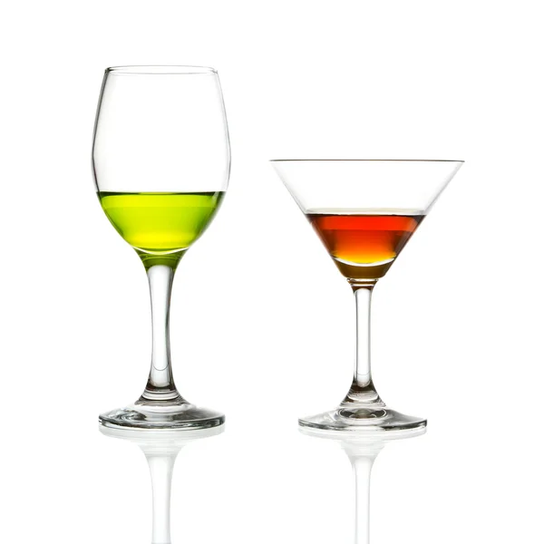 Verre à vin et cocktail vert isolé — Photo