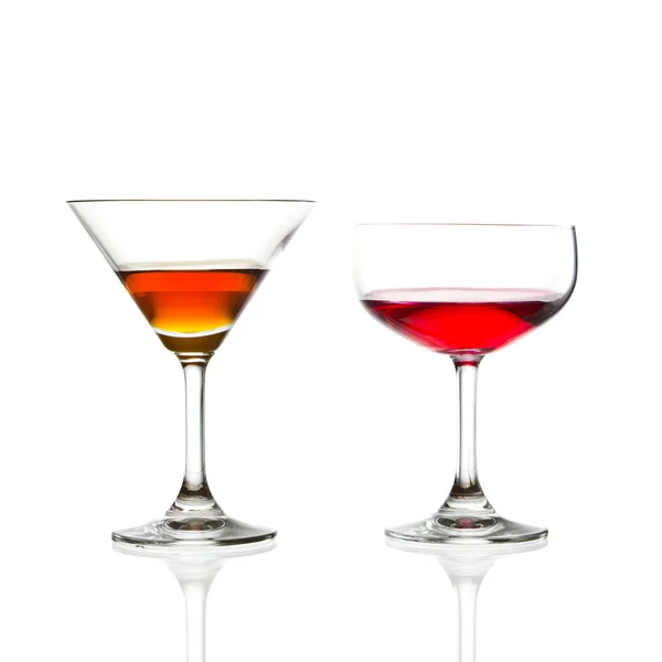 Şarap kadehi ve izole kırmızı kokteyl — Stok fotoğraf
