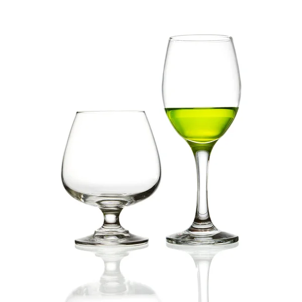 Sklenice na víno a zelený koktejl izolované — Stock fotografie