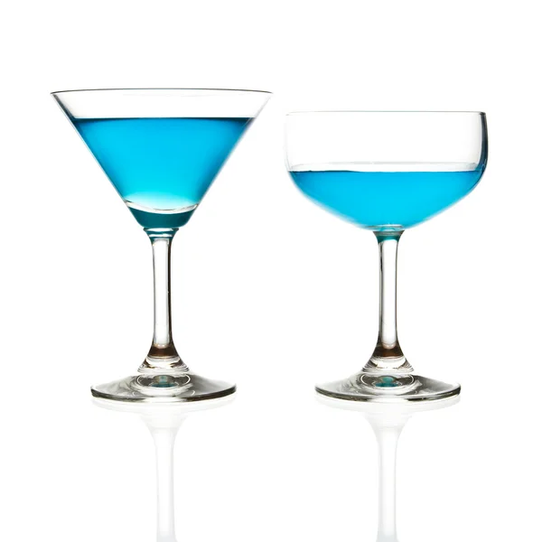 玻璃酒杯和蓝色鸡尾酒隔离 — 图库照片