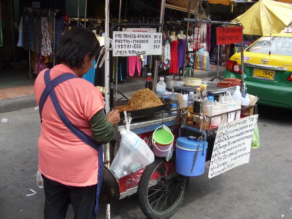 Venditore di street food thailandese — Foto Stock