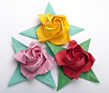 Üç origami gül