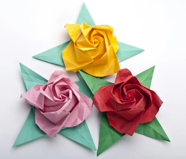 Üç origami gül