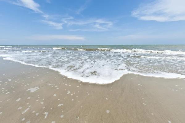 Güneşli bir gün içinde yumuşak dalgalar ile geniş açı deniz manzarası — Stok fotoğraf
