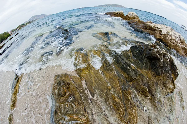 海と、岩の上の波のカーブ — ストック写真