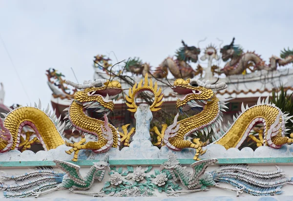 중국 사원 지붕에 장식 된 골든 드래곤 — 스톡 사진