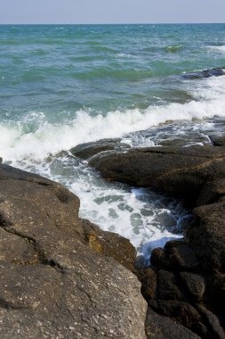 Deniz dalga geçmek taş Beach çatlamak