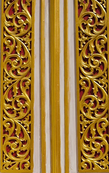 Tallado estilo tailandés de madera en la puerta del templo —  Fotos de Stock