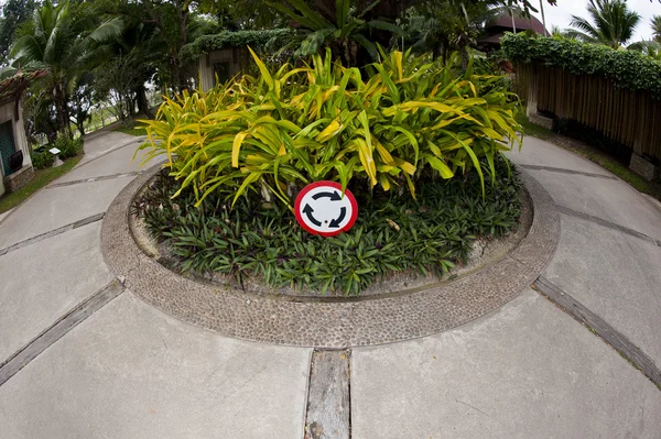 Kreisverkehr-Schild im Kreisgarten — Stockfoto