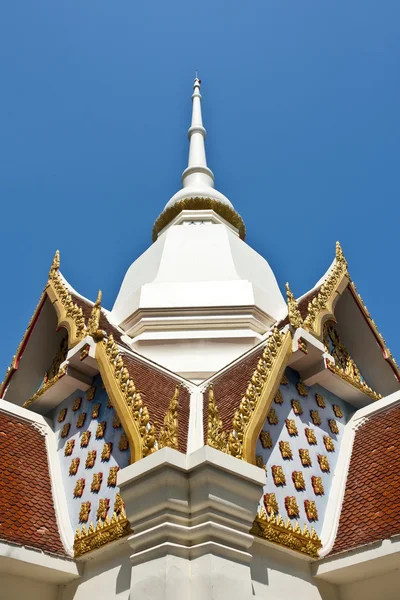 Weiße thailändische Pagode auf Tempeldach — Stockfoto