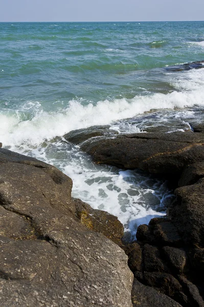 石のビーチの亀裂を通過する海の波 — ストック写真