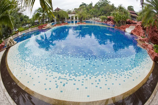 Barn poolen inredda av skuggning blå mosaik — Stockfoto