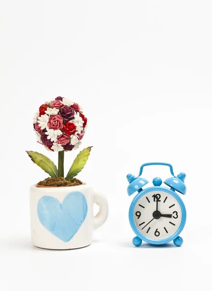 심장 기호 및 파랑 알람 시계와 블루 컵 — 스톡 사진