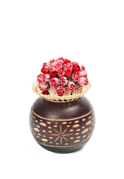 Rosas na cesta no pote de madeira isolado no fundo branco — Fotografia de Stock