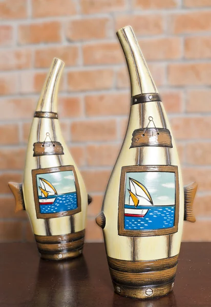 Moderna twin vas på hyllan — Stockfoto