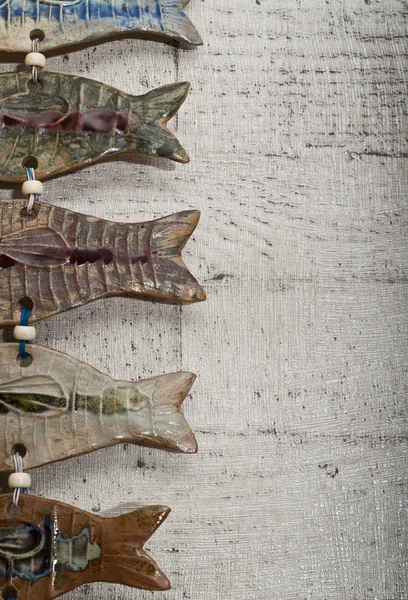 Cerámica de medio cuerpo de pescado sobre tabla de madera —  Fotos de Stock