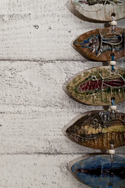 Cerâmica corpo de meio peixe em fundo de madeira — Fotografia de Stock