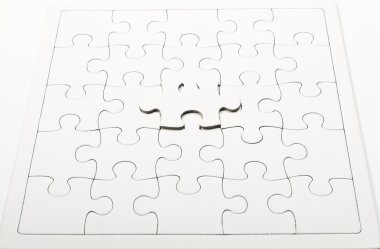 Parçalı bulmaca yastık üzerinde bir beyaz jigsaw