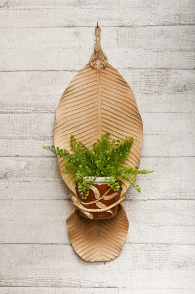 Keramika banánový list s květináč izolovaných na dřevěnou podlahu — Stock fotografie
