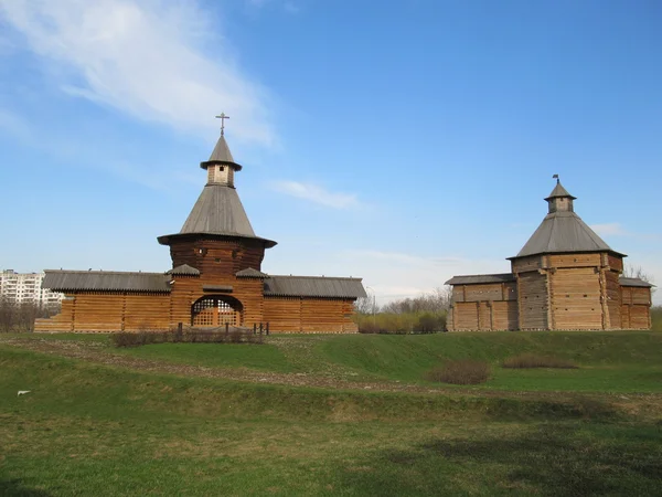 Moskva. herrgård kolomenskoe. tornet av St nicholas kloster och korelsky mokhovaya tower sumsky fängelset. — Stockfoto