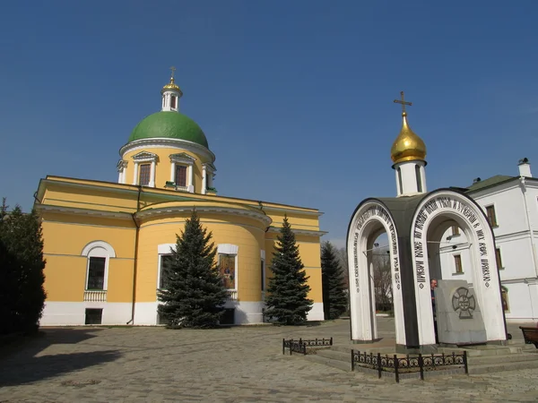 Moscú. Monasterio de San Daniel. Catedral de la Trinidad y la capilla Nadkladeznaya — Foto de Stock