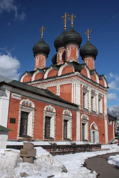 Moscovo. Mosteiro de Petrovsky. O templo em honra de Nossa Senhora Madre Bogoliubsk . — Fotografia de Stock