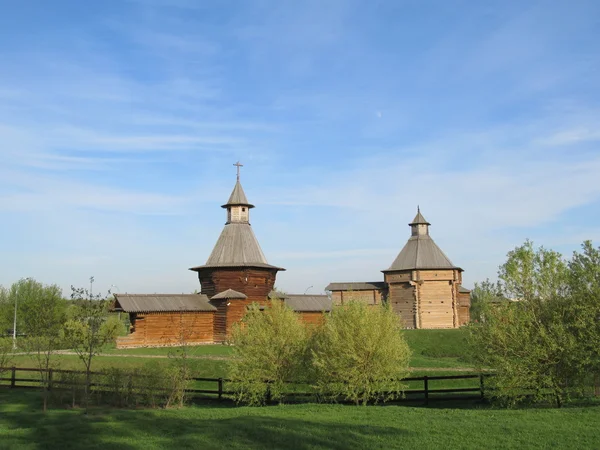 Moscow. Manor Kolomenskoe. The tower of St. Nicholas Monastery and Korelsky Mokhovaya Tower Sumsky prison. — Stock Photo, Image
