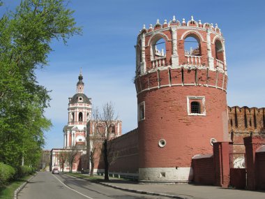 Moskova. Kule ve kapıyı donskoy manastır kilisesi.