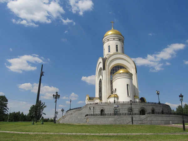 Moscow. Temple of St. George and Victory Monument on Poklonnaya Hill. — Stock Photo, Image