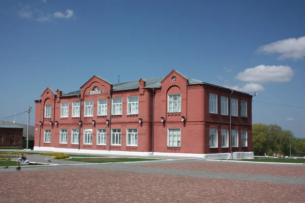 ロシア、モスクワ地方、コロムナ。一般教育学校の建物. — ストック写真