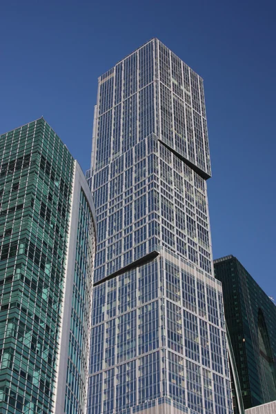 Edifício moderno de alto edifício de vidro e concreto . — Fotografia de Stock