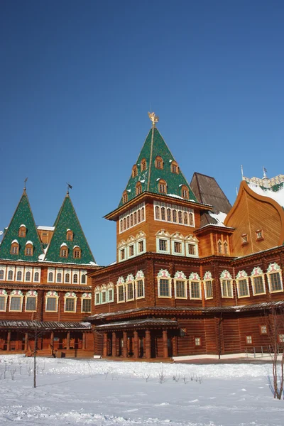 Rússia, Moscovo. O palácio restaurado na propriedade Kolomenskoe . — Fotografia de Stock