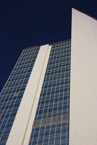 Moderní výšková budova ze skla a betonu. — Stock fotografie