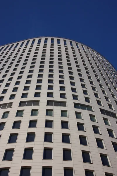 Edificio moderno de hormigón de gran altura . — Foto de Stock