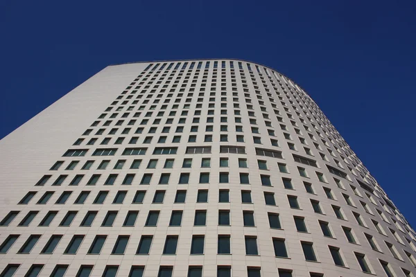 Edifício de edifício alto moderno de concreto . — Fotografia de Stock