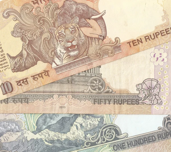 Fragmento de notas indianas - 10, 50 e 100 rúpias indianas, a amostra em — Fotografia de Stock