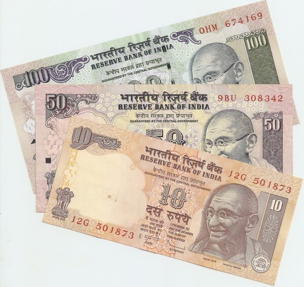 Индийские банкноты - 10, 50 и 100 индийских рупий, образец в 2010 году, с
