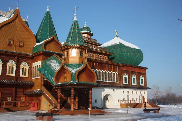Rusland, Moskou. het gerestaureerde paleis van tsaar Aleksej Michajlovitsj in het landgoed kolomenskoe. — Stockfoto
