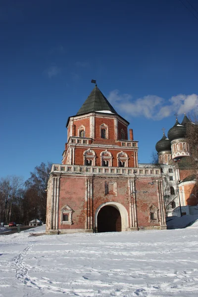 Rusland, Moskou. de tsaar manor "izmailovo". brug toren. — Stockfoto