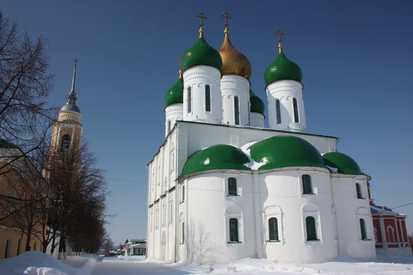 Rusland. de uspenskiy kathedraal en bell tower in het kremlin kolomna. — Stockfoto