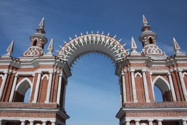 Moskow. Museum "Tsaritsyno". Galyareya-pagar dengan gerbang, fragmen . — Stok Foto