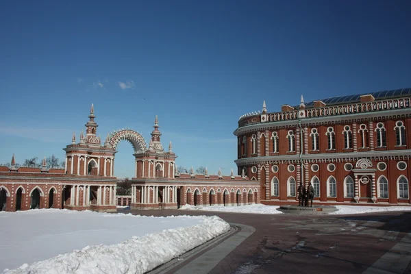 Mosca. Museo "Tsaritsyno". Corpi di cucina e galyareya-recinto con un cancello . — Foto Stock