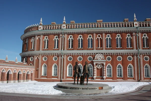 Moscú. Museo "Tsaritsyno". Cuerpo de cocina y un monumento a los arquitectos — Foto de Stock