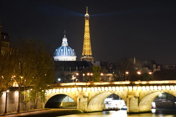 De toren van Eiffel en de koepel van het institut de france — Stockfoto