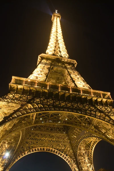 Der Charme des Eiffelturms bei Nacht — Stockfoto