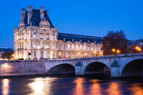 Louvren i skymningen Stockfoto