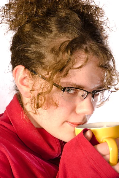 Çay tutan genç kadın — Stok fotoğraf
