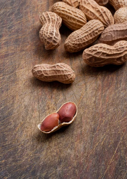 Erdnüsse auf Holz. — Stockfoto