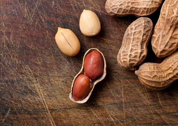 Erdnüsse auf einem Holztisch. — Stockfoto