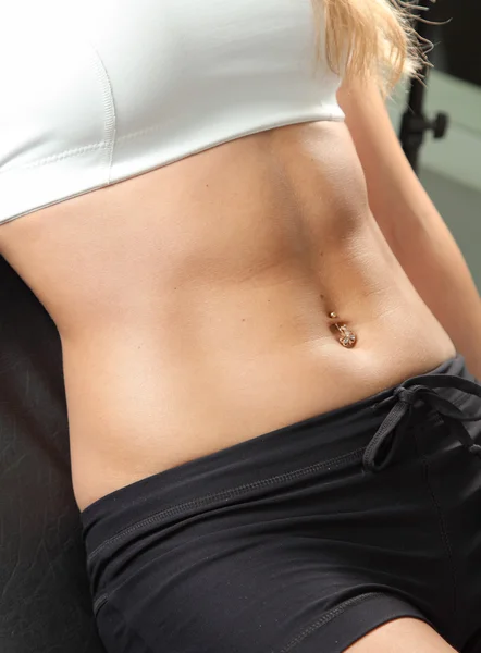Gros plan abdomen femme musculaire — Photo